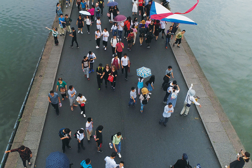 Kim Engelen, Bridge-Performance—Empathetic Walking Panel, 2018, 10-minutes, Hangzhou, China